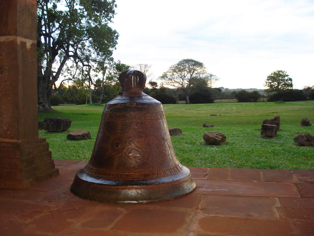 Sino de bronze da Igreja de São Miguel Arcanjo